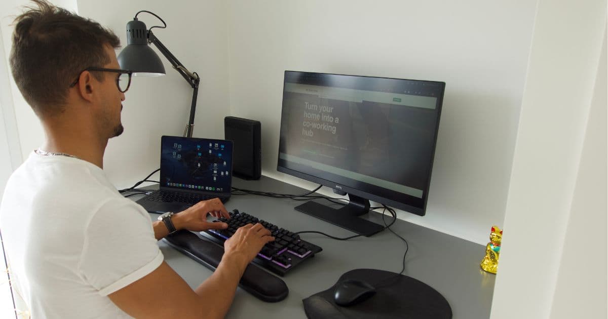 A nomad working from a desk he rented on My Spare Desk